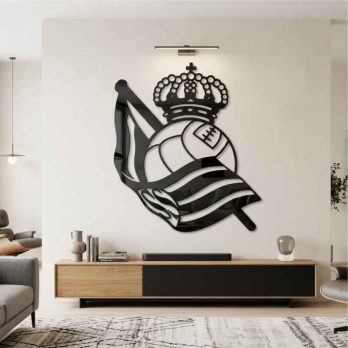 cuadro recortado en metal del escudo de la real sociedad.