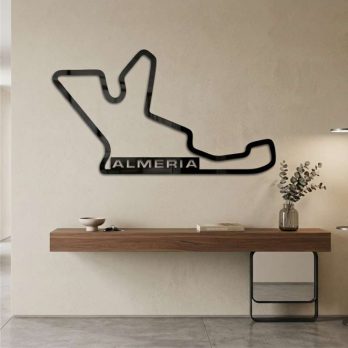 cuadro recortado en metal del circuito de almeria.
