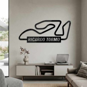 cuadro recortado en me4tal del circuito de ricardo tormo.