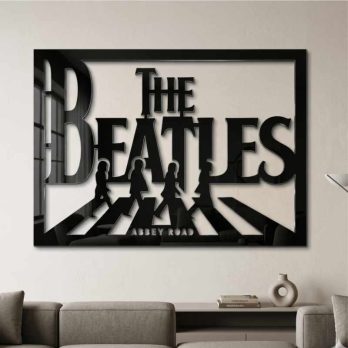 cuadro recortado en metal de los beatles.