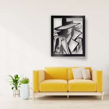 cuadro recortado en metal mujer con gabardina para pared