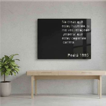 cuadro recortado en metal frase de robe iniesta para pared.