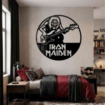 cuadro recortado en metal de iron maiden para pared.