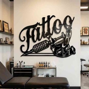cuadro recortado en metal para centro de tatuaje.